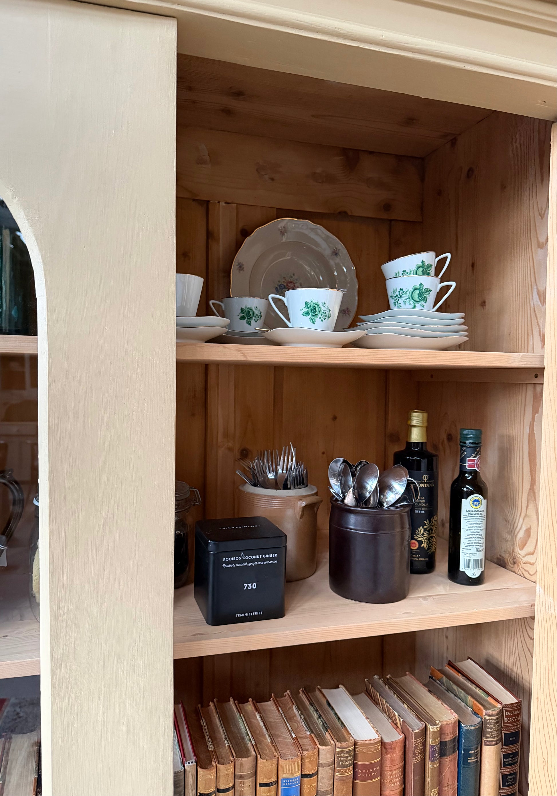 Ett gammalt, otroligt vackert vitrinskåp med fina detaljer i de rundade formerna och det arbetade krönet. 