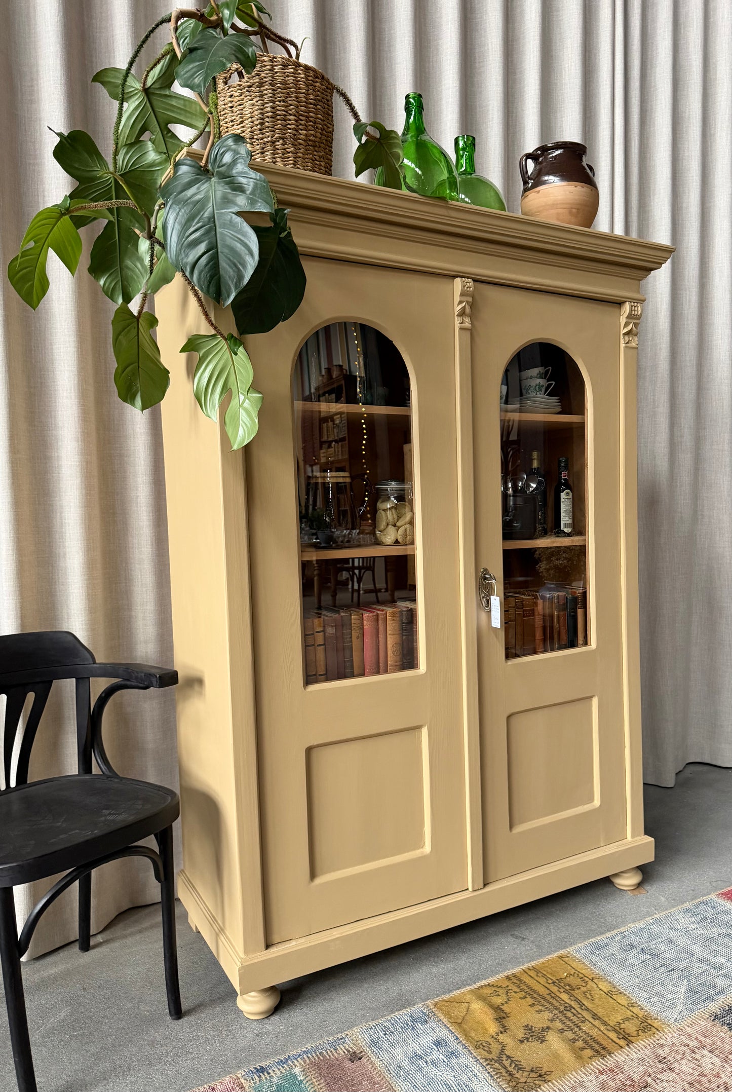 Ett gammalt, otroligt vackert vitrinskåp med fina detaljer i de rundade formerna och det arbetade krönet. 