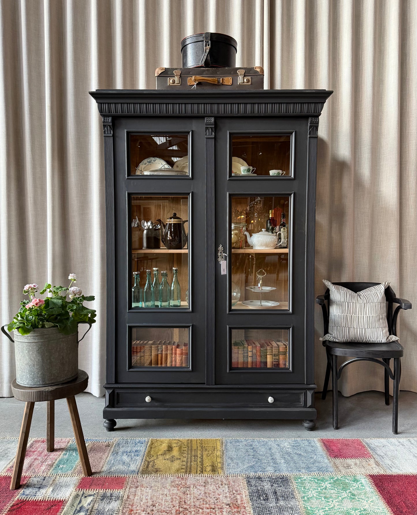 Ett vackert gammalt vitrinskåp med fina detaljer, raka former i dörrarna och vitrin även i sidorna för bästa ljusinsläpp. 