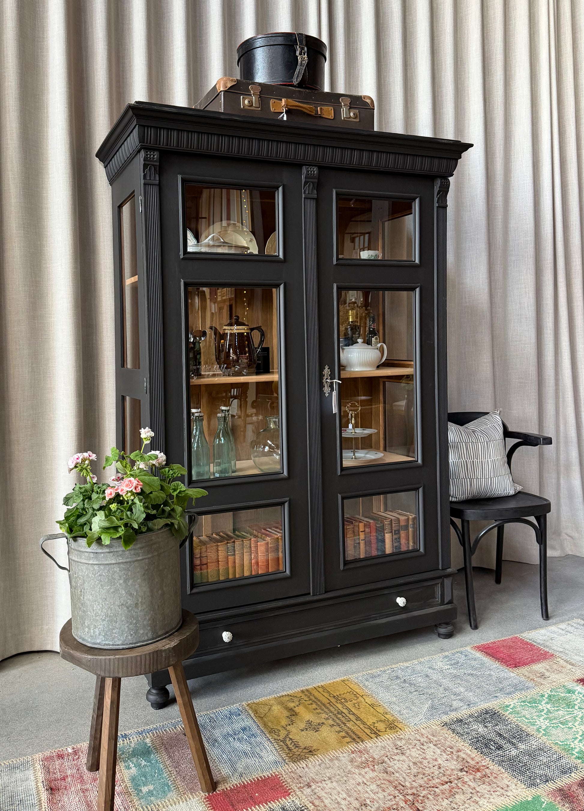 Ett vackert gammalt vitrinskåp med fina detaljer, raka former i dörrarna och vitrin även i sidorna för bästa ljusinsläpp. 