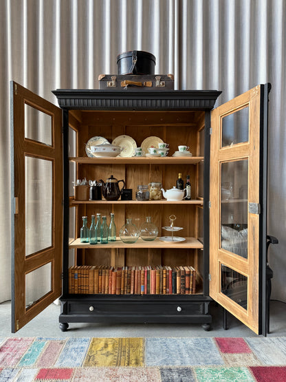 Ett vackert gammalt vitrinskåp med fina detaljer, raka former i dörrarna och vitrin även i sidorna för bästa ljusinsläpp. 