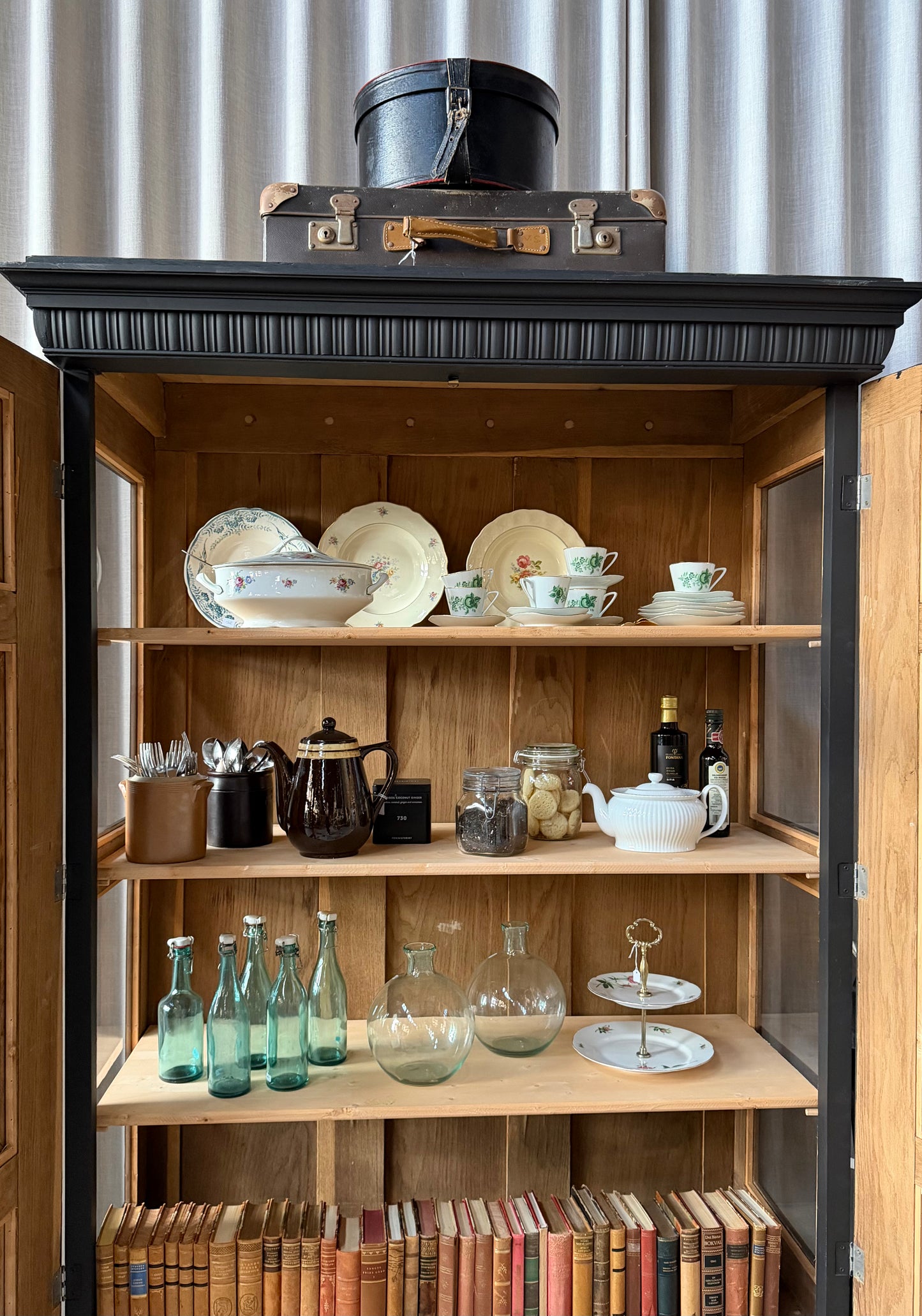 Ett vackert gammalt vitrinskåp med fina detaljer, raka former i dörrarna och vitrin även i sidorna för bästa ljusinsläpp. 