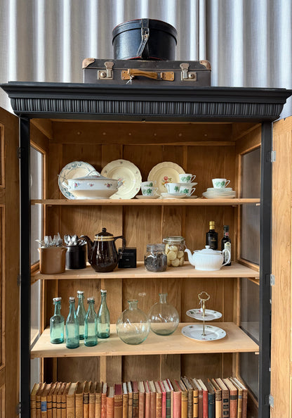 Ett vackert gammalt vitrinskåp med fina detaljer, raka former i dörrarna och vitrin även i sidorna för bästa ljusinsläpp. 