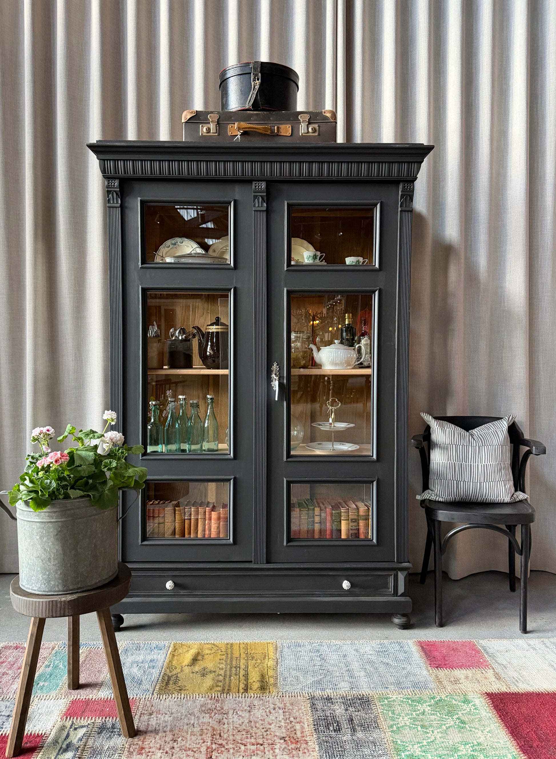 Ett vackert gammalt vitrinskåp med fina detaljer, raka former i dörrarna och vitrin även i sidorna för bästa ljusinsläpp. 