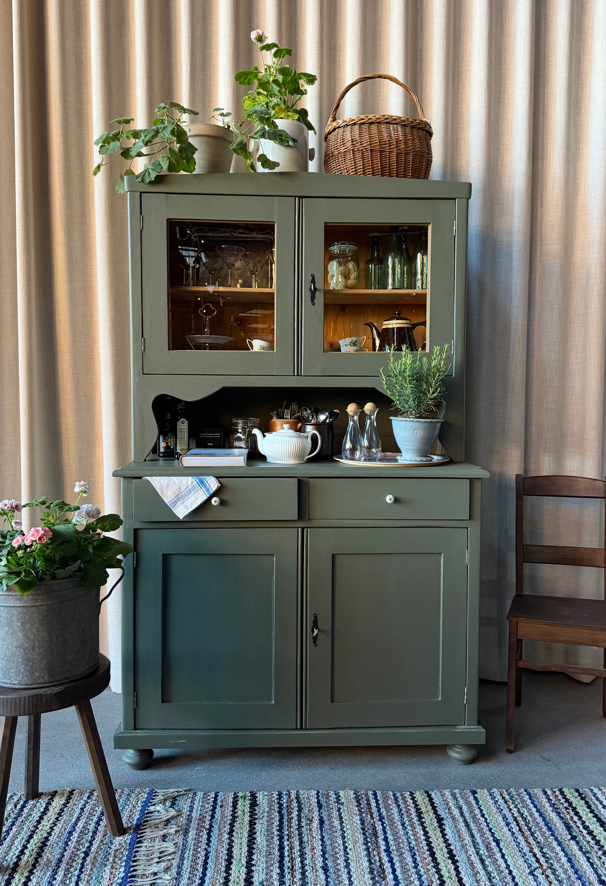 Ett gammalt, vackert och charmigt köksskåp med härlig utformning.Förutom vitrin, täckta skåp och öppen avställningsyta så har detta köksskåp även 2 st lådor med nya fina porslinsknoppar i äldre stil. 