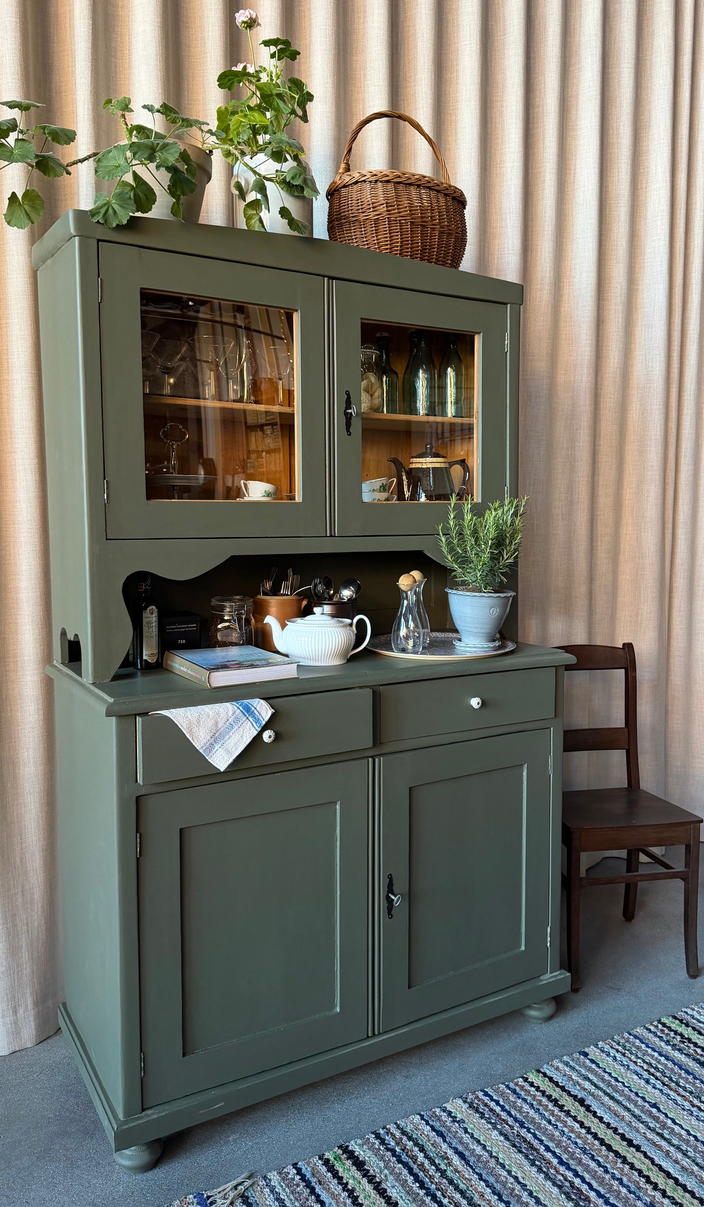 Ett gammalt, vackert och charmigt köksskåp med härlig utformning.Förutom vitrin, täckta skåp och öppen avställningsyta så har detta köksskåp även 2 st lådor med nya fina porslinsknoppar i äldre stil. 