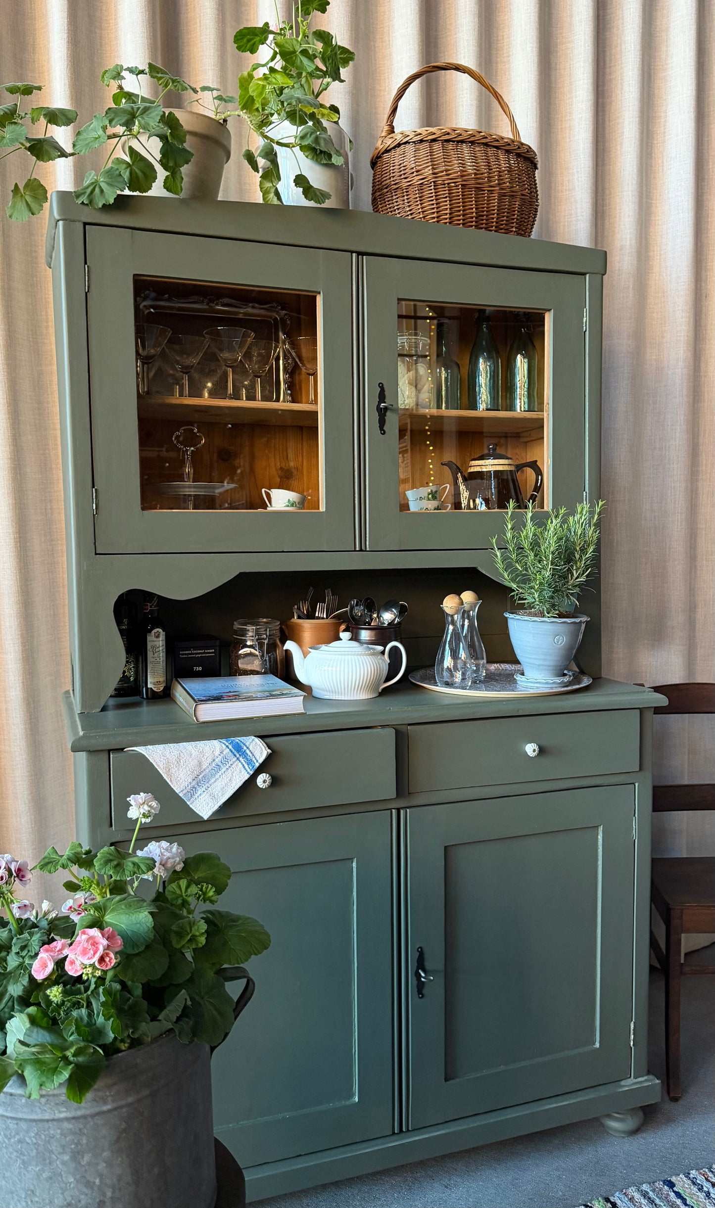 Ett gammalt, vackert och charmigt köksskåp med härlig utformning.Förutom vitrin, täckta skåp och öppen avställningsyta så har detta köksskåp även 2 st lådor med nya fina porslinsknoppar i äldre stil. 