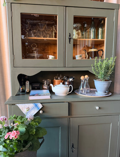 Ett gammalt, vackert och charmigt köksskåp med härlig utformning.Förutom vitrin, täckta skåp och öppen avställningsyta så har detta köksskåp även 2 st lådor med nya fina porslinsknoppar i äldre stil. 