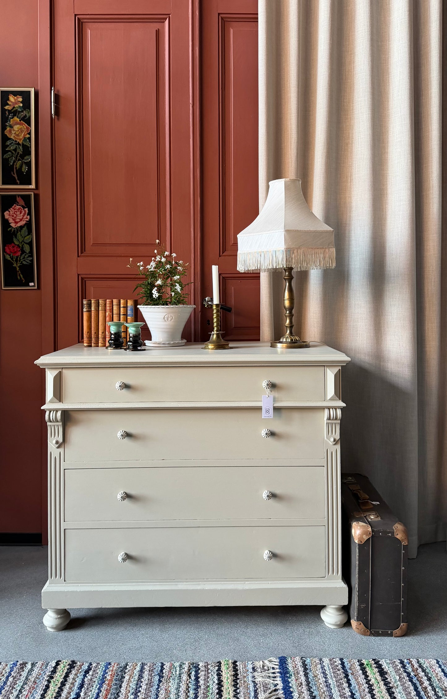 En gammal, vacker byrå i med massor av förvaring. Den har 4st praktiska lådor med vackra porslinsknoppar.