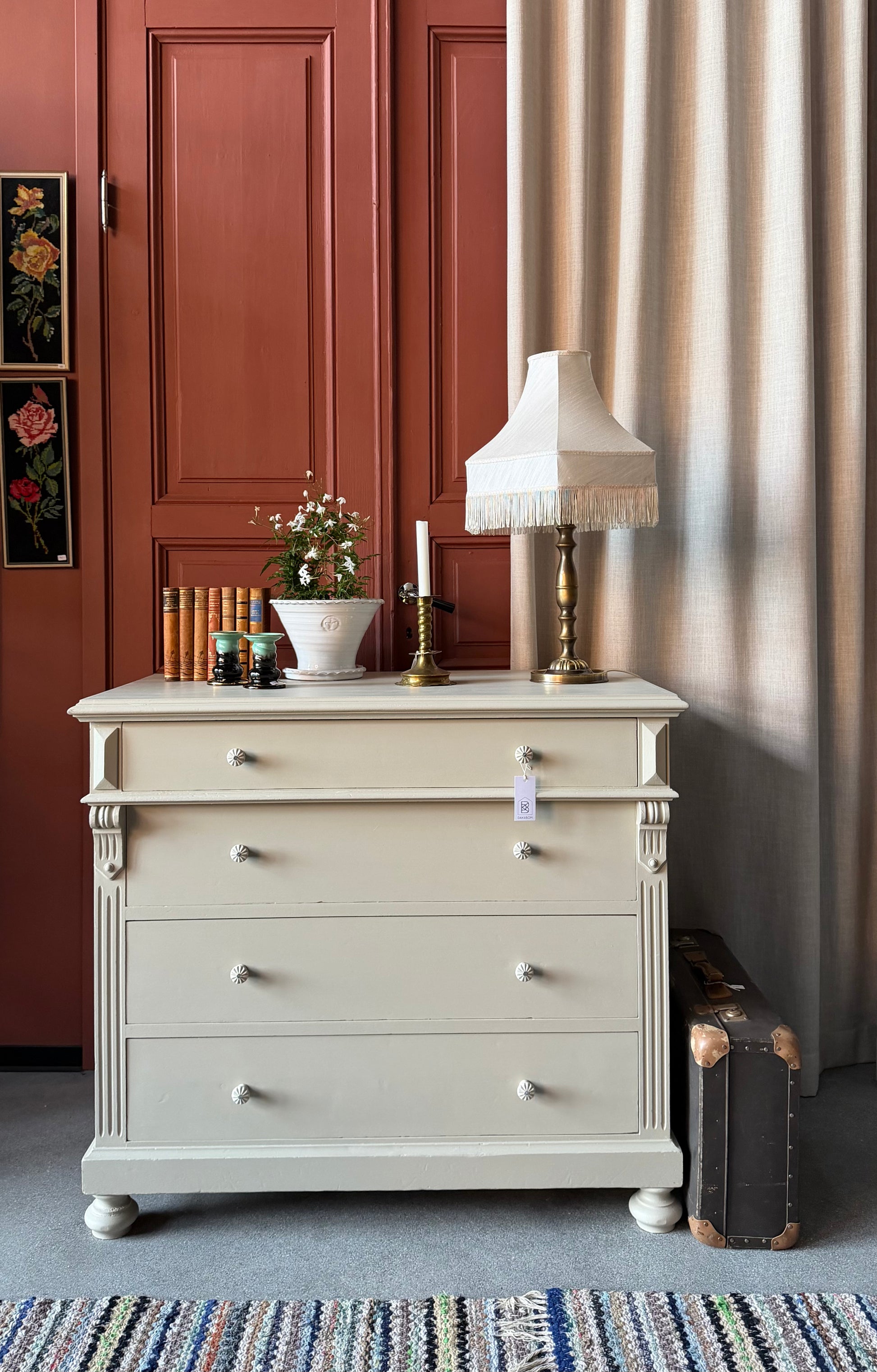 En gammal, vacker byrå i med massor av förvaring. Den har 4st praktiska lådor med vackra porslinsknoppar.