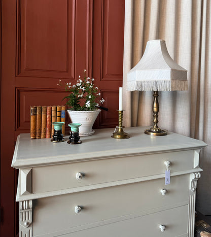 En gammal, vacker byrå i med massor av förvaring. Den har 4st praktiska lådor med vackra porslinsknoppar.