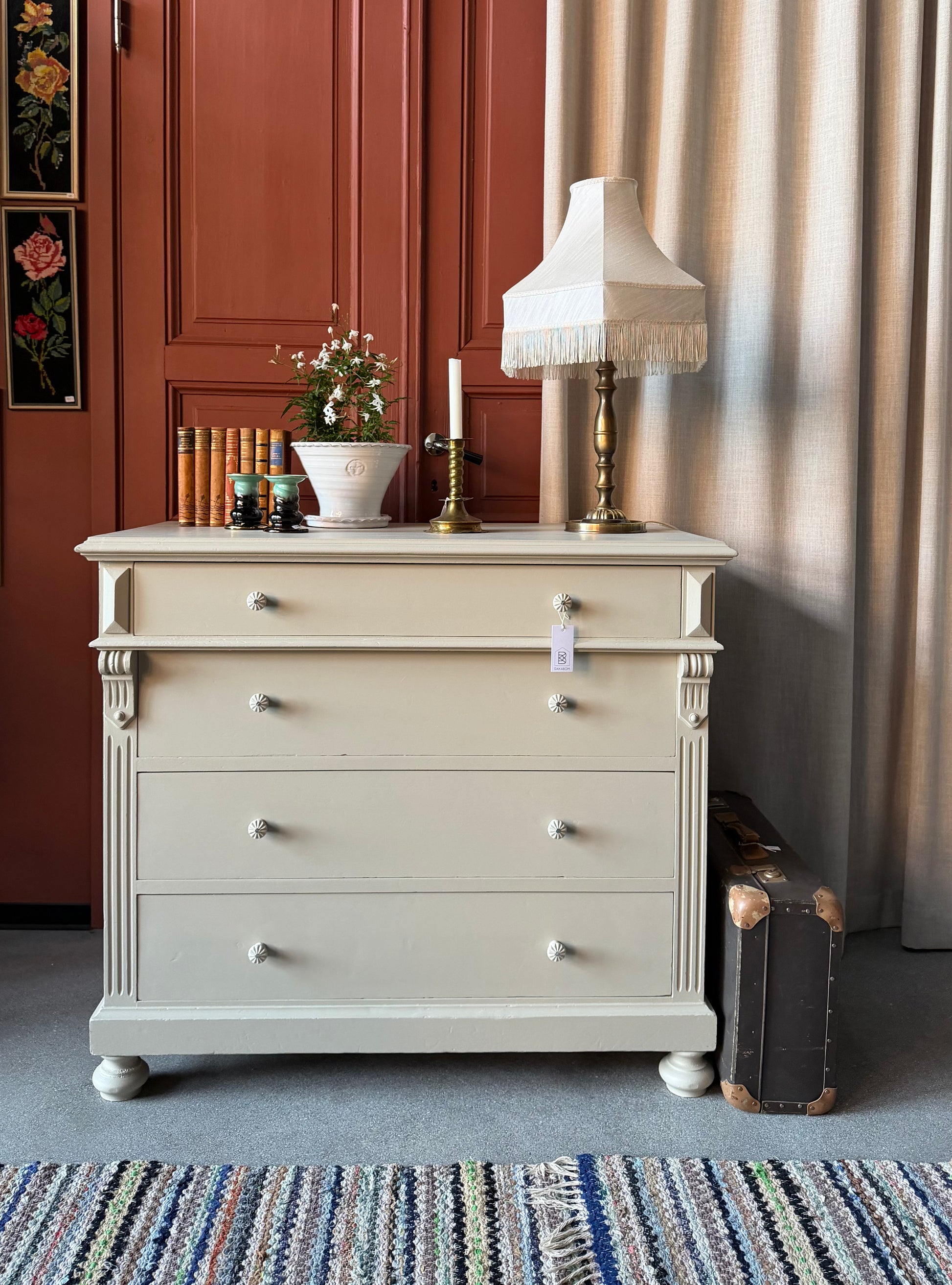 En gammal, vacker byrå i med massor av förvaring. Den har 4st praktiska lådor med vackra porslinsknoppar.