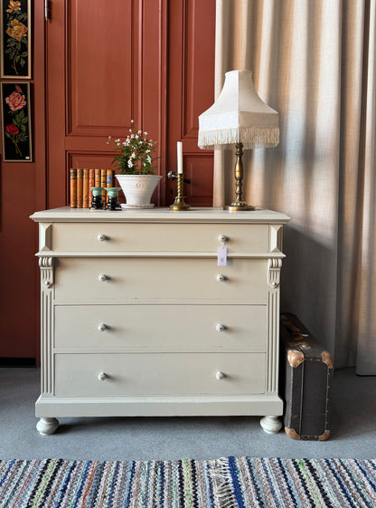 En gammal, vacker byrå i med massor av förvaring. Den har 4st praktiska lådor med vackra porslinsknoppar.