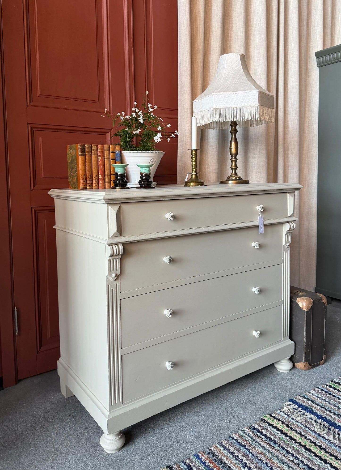 En gammal, vacker byrå i med massor av förvaring. Den har 4st praktiska lådor med vackra porslinsknoppar.