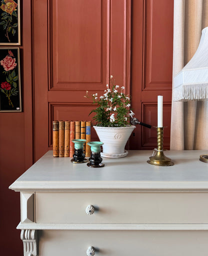 En gammal, vacker byrå i med massor av förvaring. Den har 4st praktiska lådor med vackra porslinsknoppar.