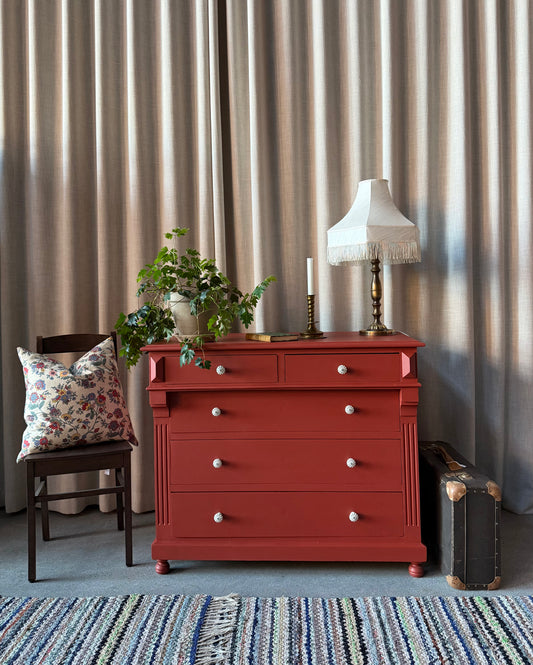 En gammal, vacker byrå i med massor av förvaring. Den har 5 st praktiska lådor med vackra porslinsknoppar.