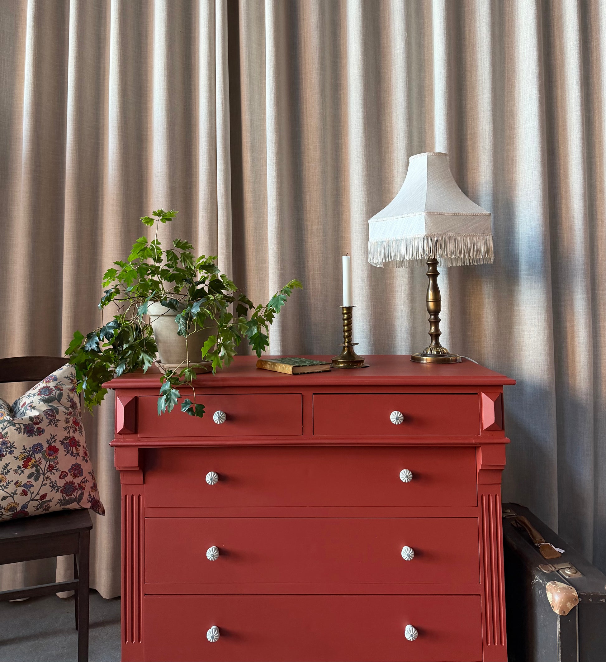 En gammal, vacker byrå i med massor av förvaring. Den har 5 st praktiska lådor med vackra porslinsknoppar.