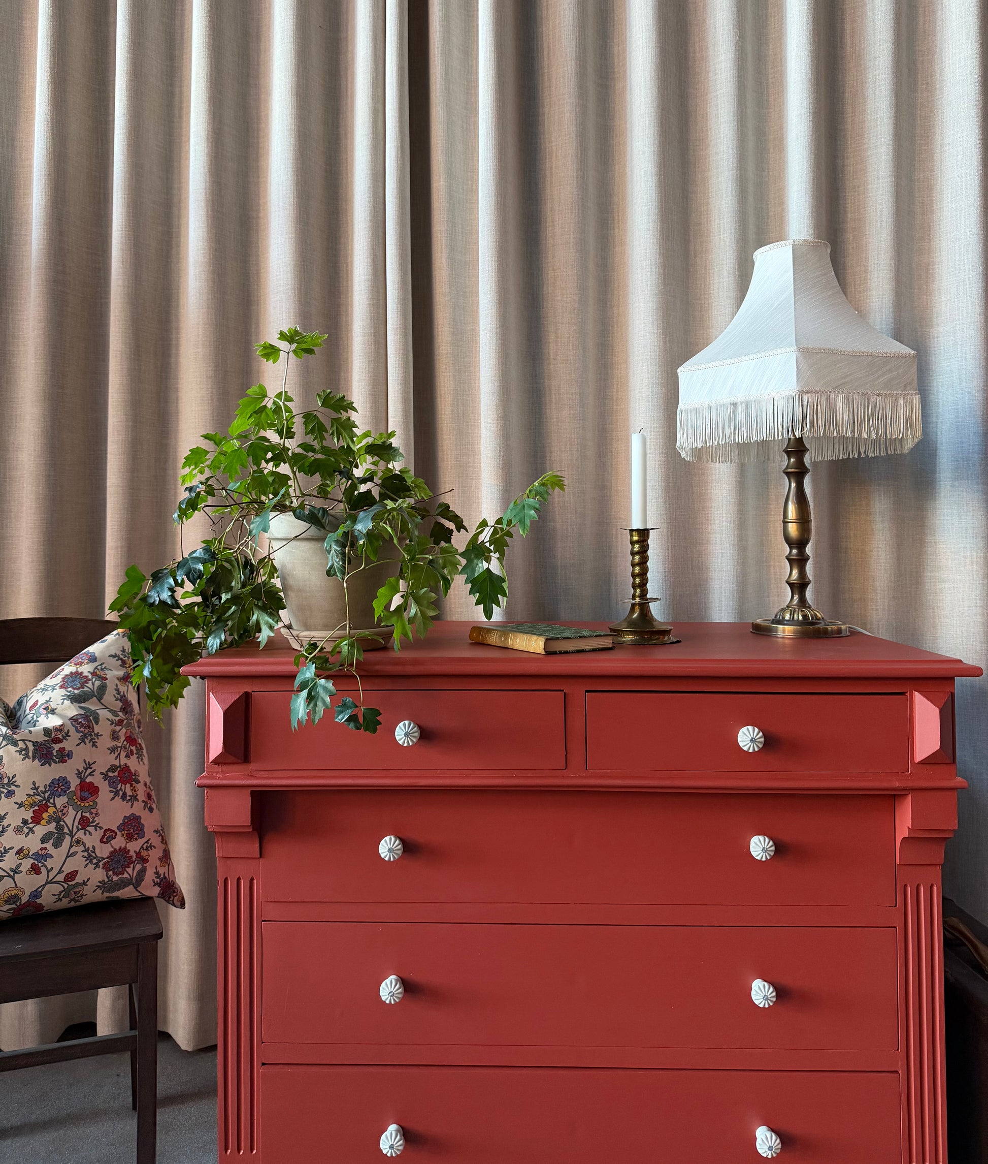 En gammal, vacker byrå i med massor av förvaring. Den har 5 st praktiska lådor med vackra porslinsknoppar.