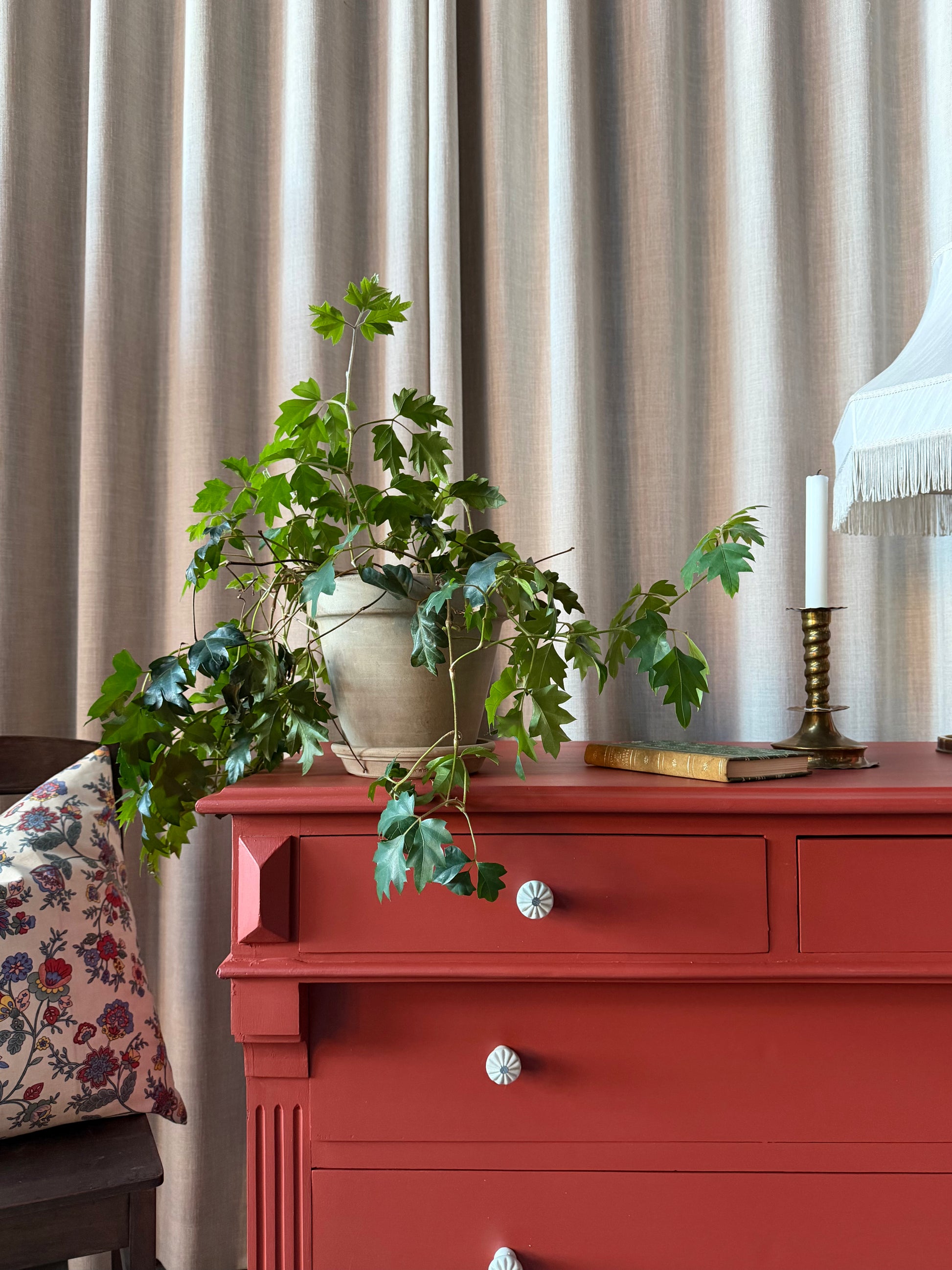 En gammal, vacker byrå i med massor av förvaring. Den har 5 st praktiska lådor med vackra porslinsknoppar.