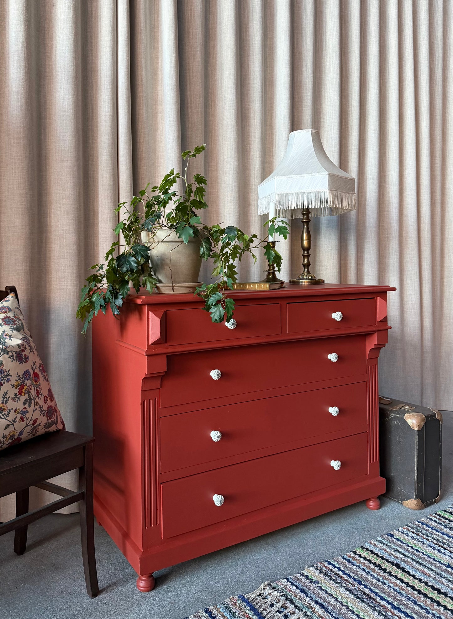 En gammal, vacker byrå i med massor av förvaring. Den har 5 st praktiska lådor med vackra porslinsknoppar.