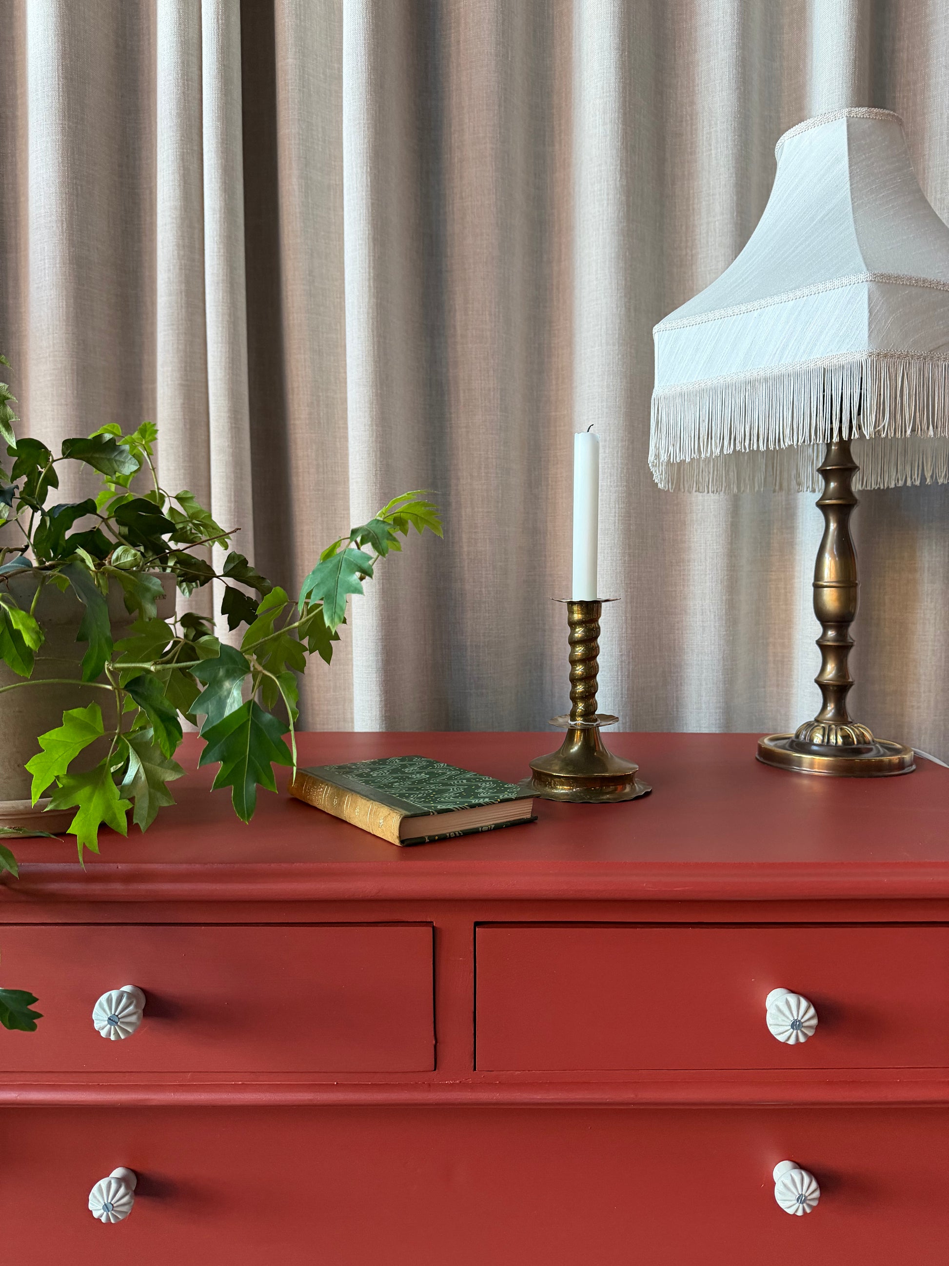 En gammal, vacker byrå i med massor av förvaring. Den har 5 st praktiska lådor med vackra porslinsknoppar.