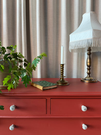 En gammal, vacker byrå i med massor av förvaring. Den har 5 st praktiska lådor med vackra porslinsknoppar.