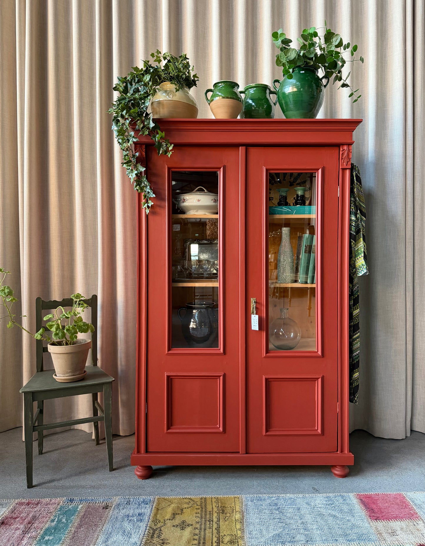 Ett vackert gammalt vitrinskåp med klassiska former och fina detaljer. Då skåpet har både vitringlas och dold förvaring blir denna möbel både vacker och praktisk.