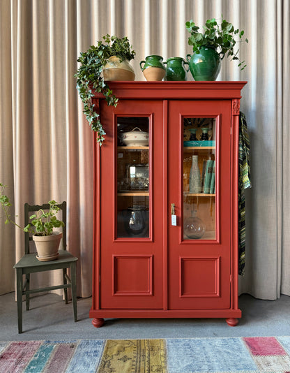 Ett vackert gammalt vitrinskåp med klassiska former och fina detaljer. Då skåpet har både vitringlas och dold förvaring blir denna möbel både vacker och praktisk.