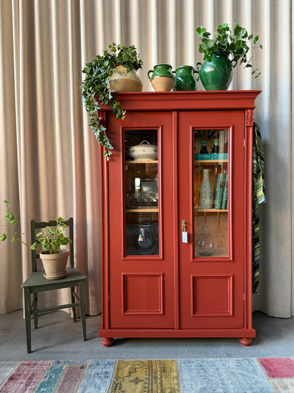 Ett vackert gammalt vitrinskåp med klassiska former och fina detaljer. Då skåpet har både vitringlas och dold förvaring blir denna möbel både vacker och praktisk.