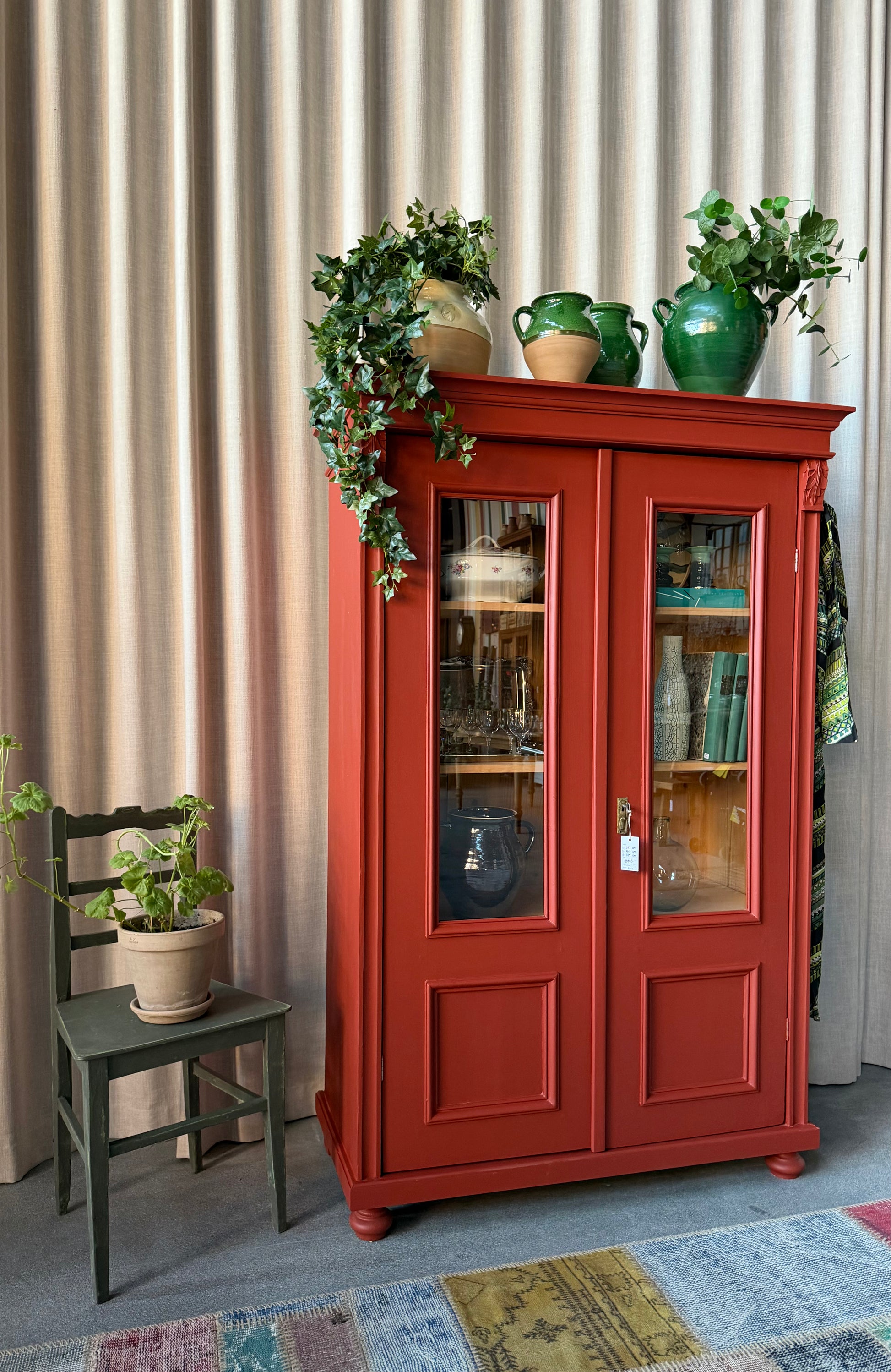 Ett vackert gammalt vitrinskåp med klassiska former och fina detaljer. Då skåpet har både vitringlas och dold förvaring blir denna möbel både vacker och praktisk.