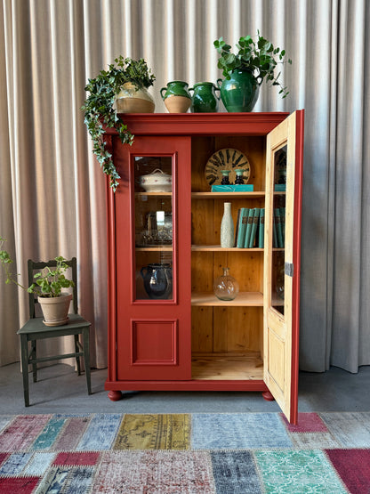 Ett vackert gammalt vitrinskåp med klassiska former och fina detaljer. Då skåpet har både vitringlas och dold förvaring blir denna möbel både vacker och praktisk.