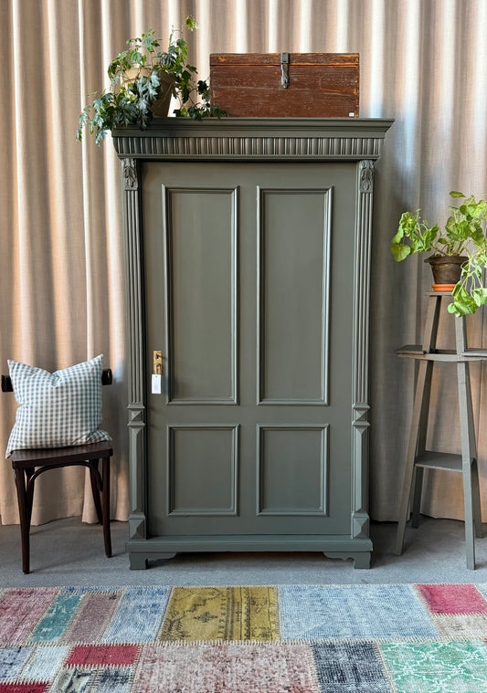 Ett gammalt vackert linneskåp med en högerhängd dörr, raka former och fina detaljer. Skåpet har i dagsläget 3 st nya och fräscha hyllplan.