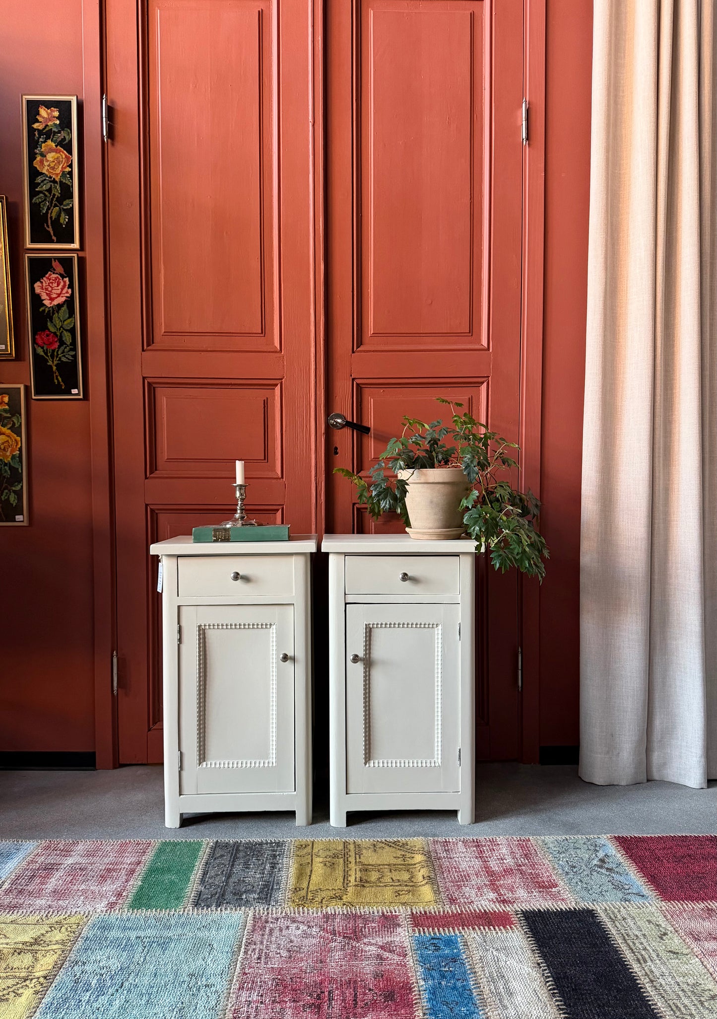 Två gamla otroligt vackra sängbord i enkel med stilig utformning med både låda och skåp. Både låda och skåp har fått nya knoppar i äldre stil.