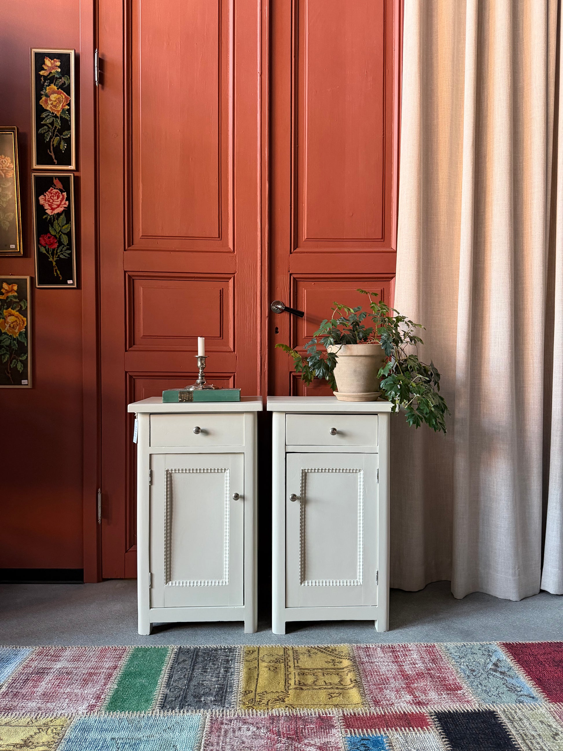 Två gamla otroligt vackra sängbord i enkel med stilig utformning med både låda och skåp. Både låda och skåp har fått nya knoppar i äldre stil.