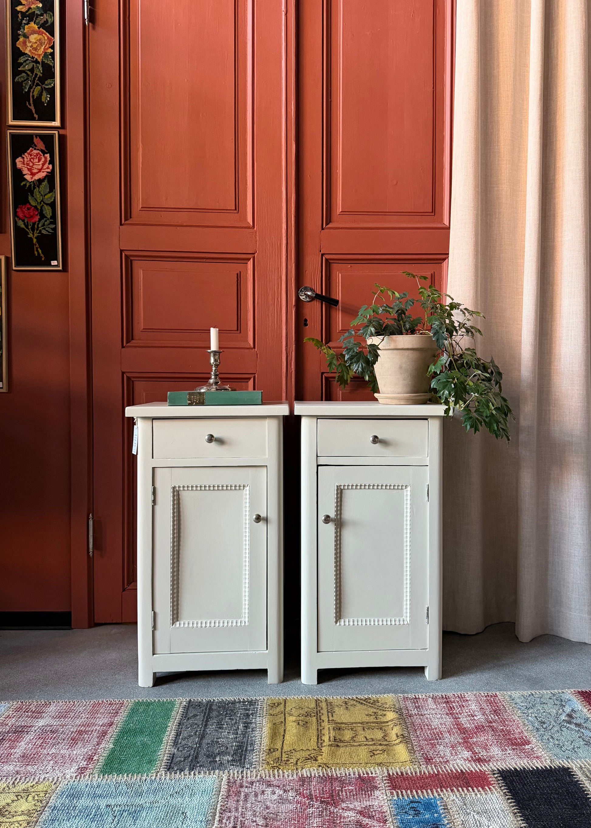 Två gamla otroligt vackra sängbord i enkel med stilig utformning med både låda och skåp. Både låda och skåp har fått nya knoppar i äldre stil.