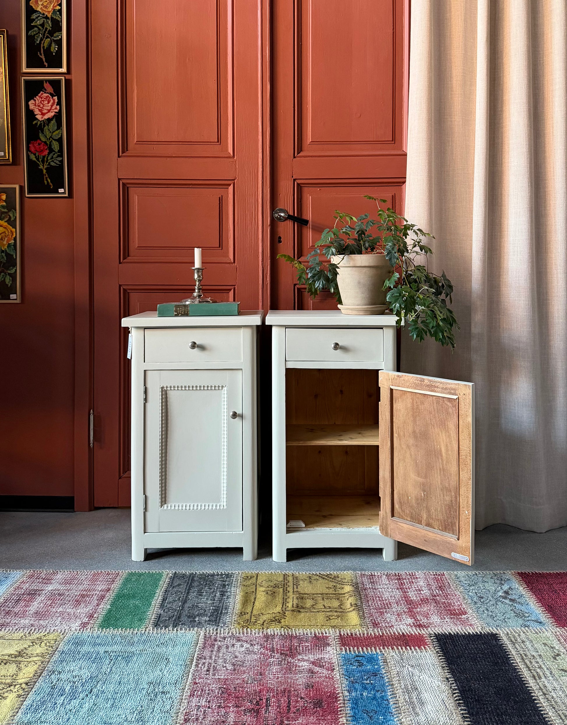 Två gamla otroligt vackra sängbord i enkel med stilig utformning med både låda och skåp. Både låda och skåp har fått nya knoppar i äldre stil.