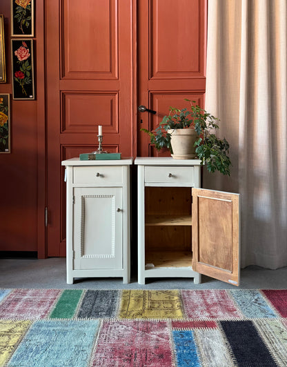 Två gamla otroligt vackra sängbord i enkel med stilig utformning med både låda och skåp. Både låda och skåp har fått nya knoppar i äldre stil.