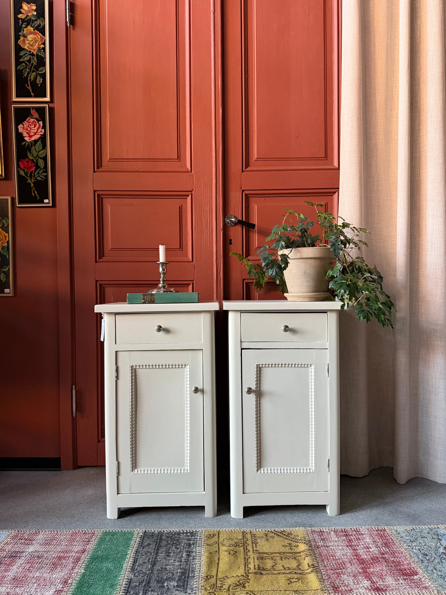 Två gamla otroligt vackra sängbord i enkel med stilig utformning med både låda och skåp. Både låda och skåp har fått nya knoppar i äldre stil.