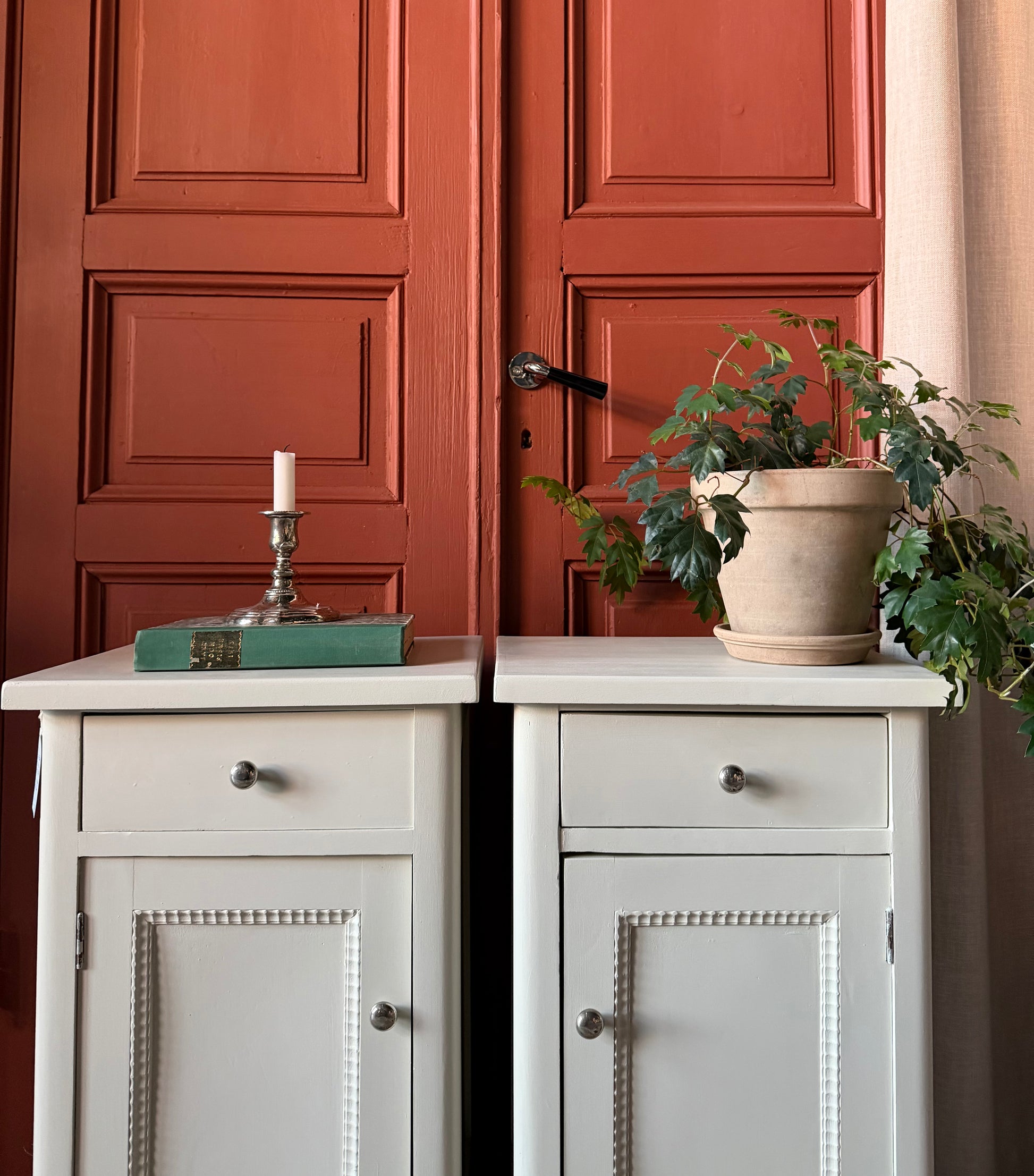 Två gamla otroligt vackra sängbord i enkel med stilig utformning med både låda och skåp. Både låda och skåp har fått nya knoppar i äldre stil.