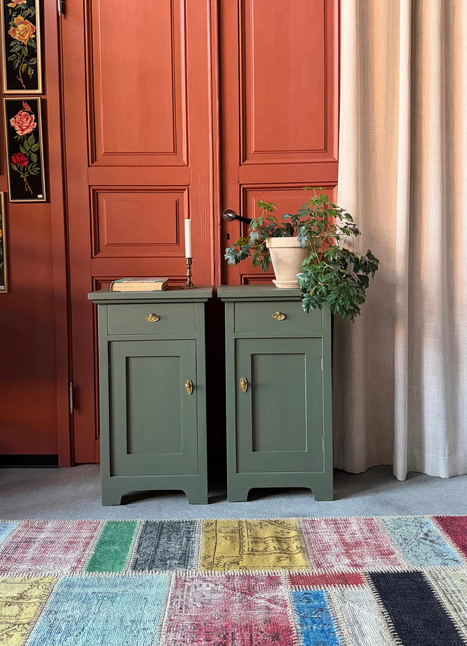 Två gamla otroligt vackra sängbord i enkel med stilig utformning med både låda och skåp. Både låda och skåp har fått nya beslag i äldre stil.