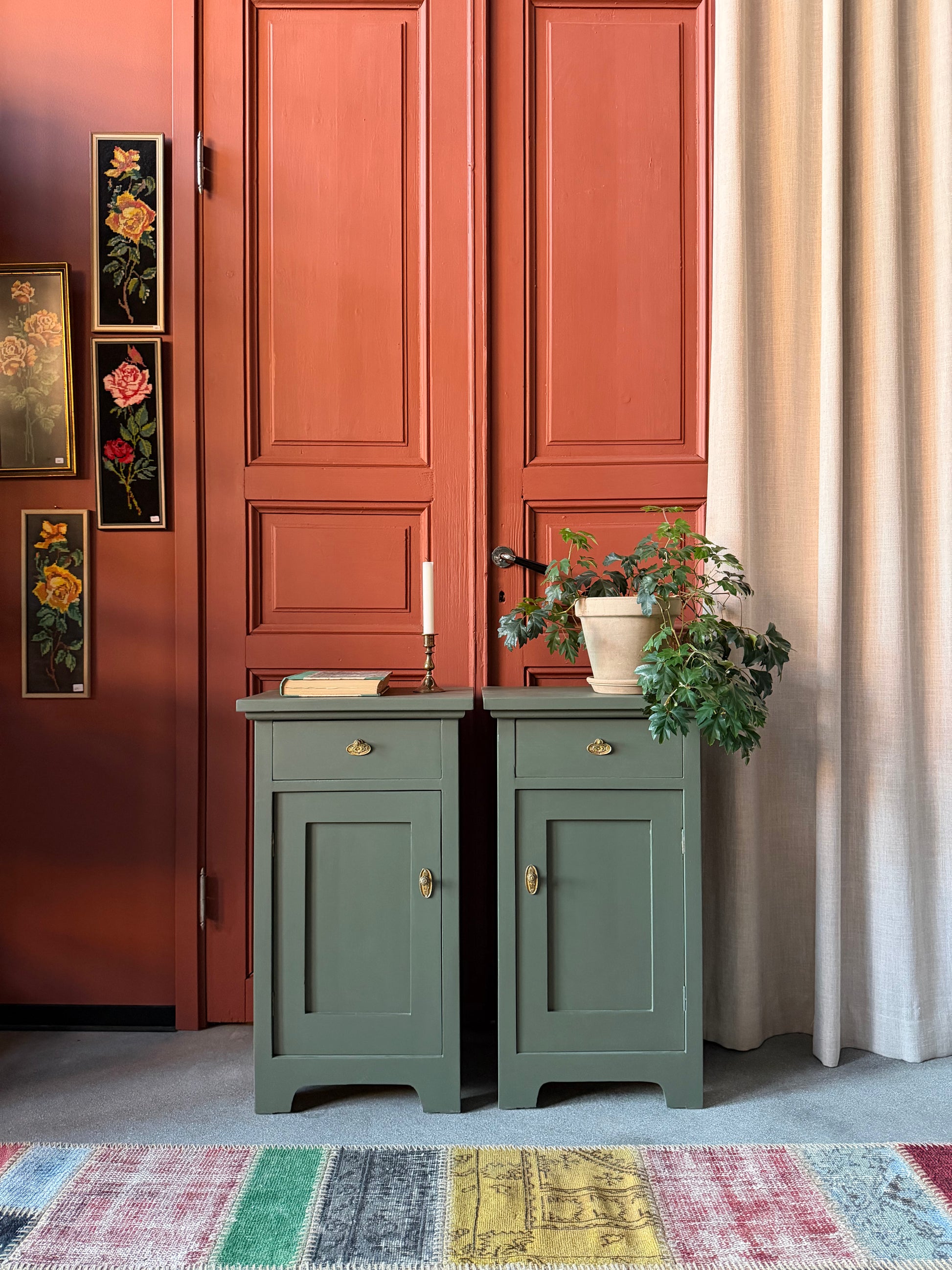 Två gamla otroligt vackra sängbord i enkel med stilig utformning med både låda och skåp. Både låda och skåp har fått nya beslag i äldre stil.