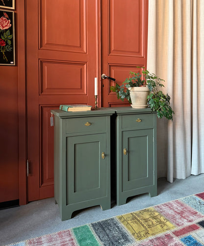 Två gamla otroligt vackra sängbord i enkel med stilig utformning med både låda och skåp. Både låda och skåp har fått nya beslag i äldre stil.