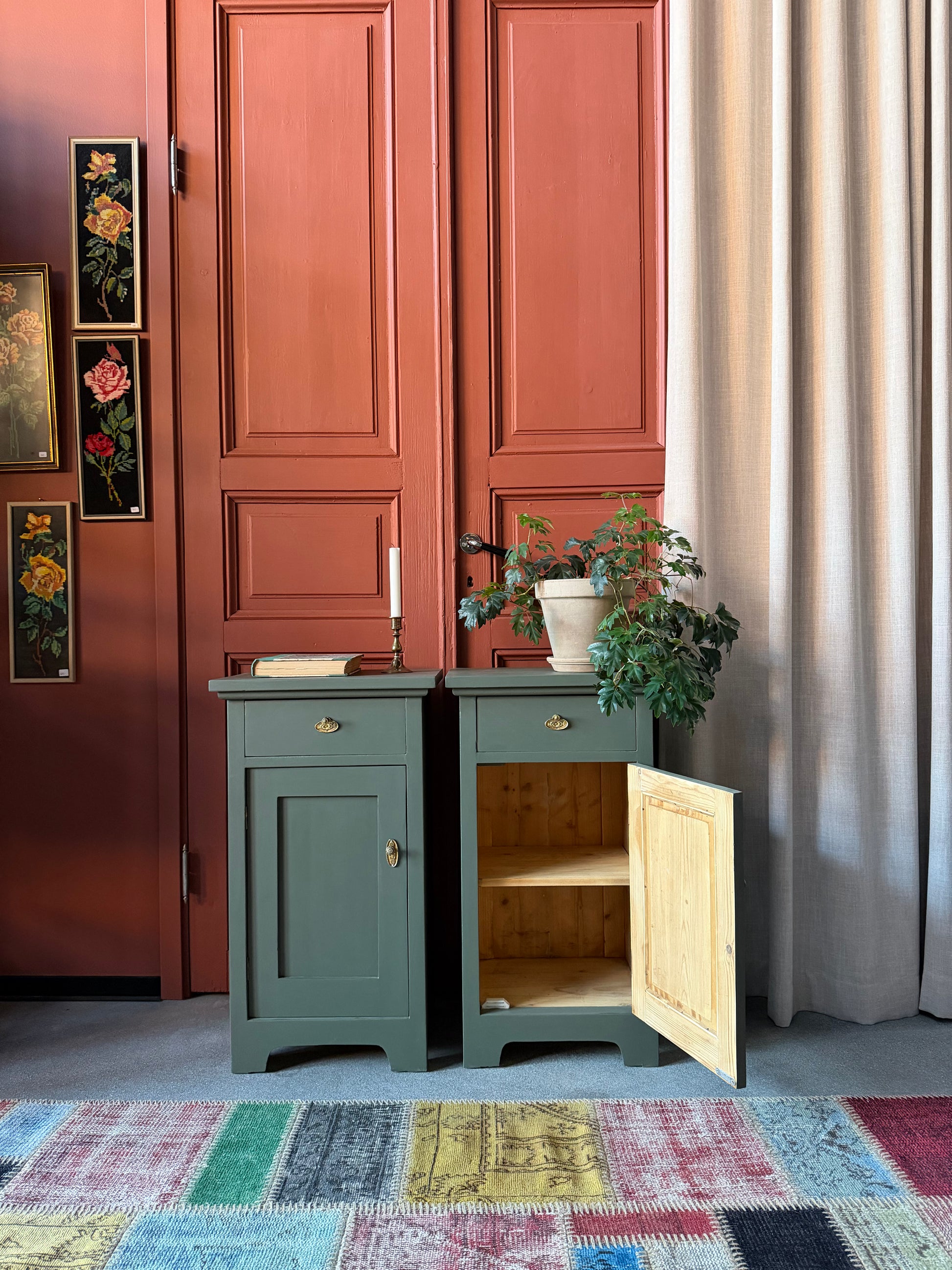 Två gamla otroligt vackra sängbord i enkel med stilig utformning med både låda och skåp. Både låda och skåp har fått nya beslag i äldre stil.