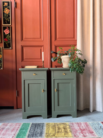 Två gamla otroligt vackra sängbord i enkel med stilig utformning med både låda och skåp. Både låda och skåp har fått nya beslag i äldre stil.