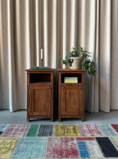 Dessa båda sängbord är nytillverkade i ek på vårt snickeri i Ungern. Slutligen är de ytbehandlade med en pigmenterad vax för skydd och lyster. 