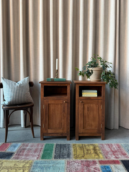 Dessa båda sängbord är nytillverkade i ek på vårt snickeri i Ungern. Slutligen är de ytbehandlade med en pigmenterad vax för skydd och lyster. 