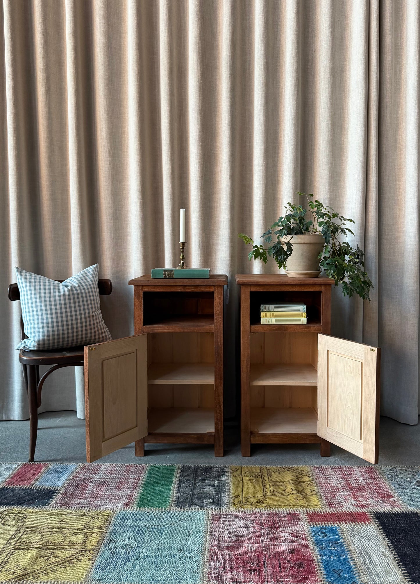 Dessa båda sängbord är nytillverkade i ek på vårt snickeri i Ungern. Slutligen är de ytbehandlade med en pigmenterad vax för skydd och lyster. 