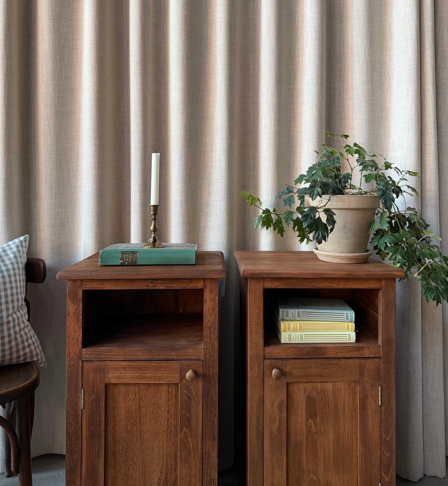 Dessa båda sängbord är nytillverkade i ek på vårt snickeri i Ungern. Slutligen är de ytbehandlade med en pigmenterad vax för skydd och lyster. 
