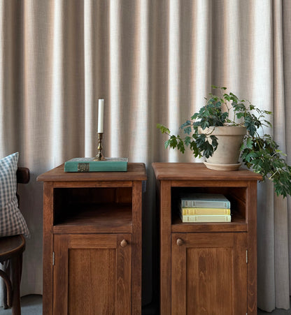 Dessa båda sängbord är nytillverkade i ek på vårt snickeri i Ungern. Slutligen är de ytbehandlade med en pigmenterad vax för skydd och lyster. 