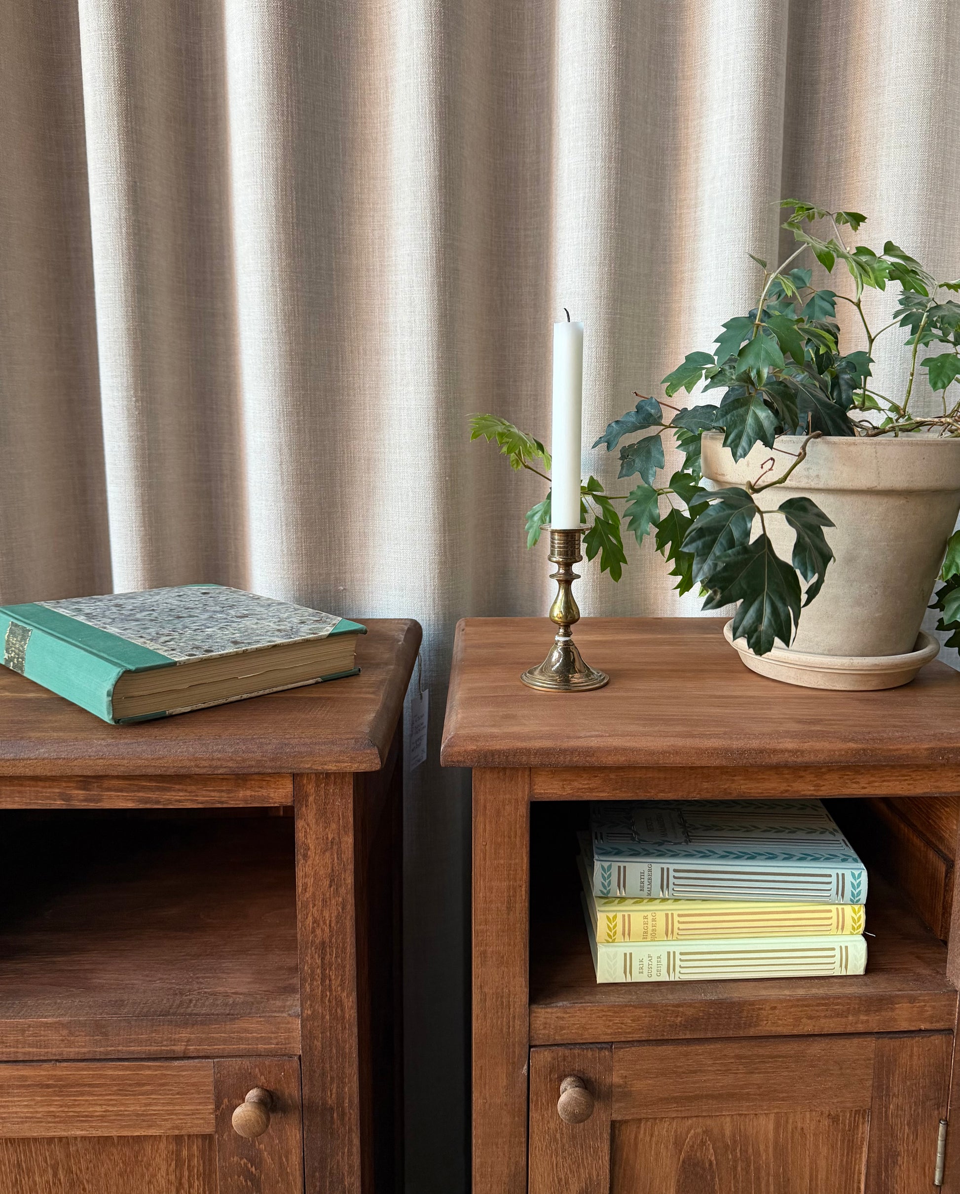 Dessa båda sängbord är nytillverkade i ek på vårt snickeri i Ungern. Slutligen är de ytbehandlade med en pigmenterad vax för skydd och lyster. 